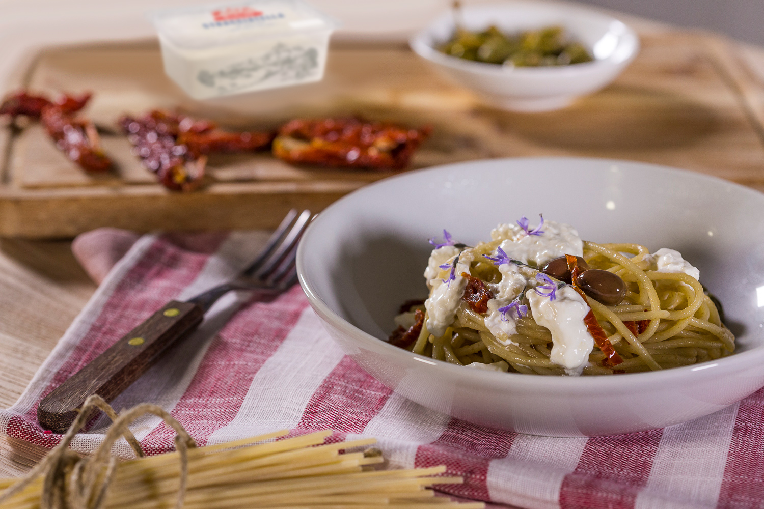 Spaghetti con pomodori secchi, capperi, alici sambenedettesi, olive leccino e stracciatella