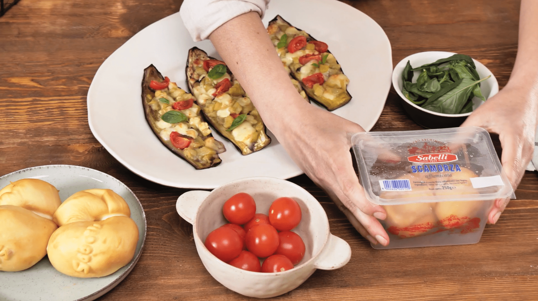 Melanzane ripiene con scamorza affumicata, pomodori e basilico