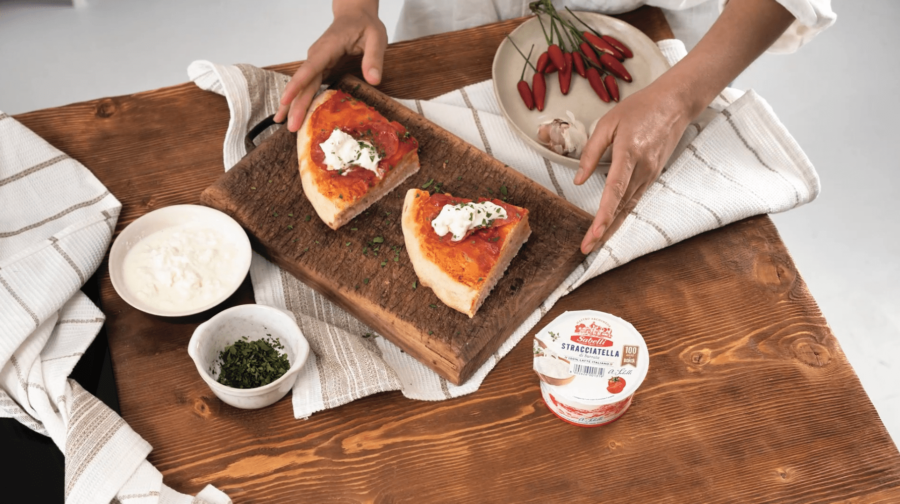 Pizza con stracciatella all'arrabbiata con soppressata calabrese e prezzemolo