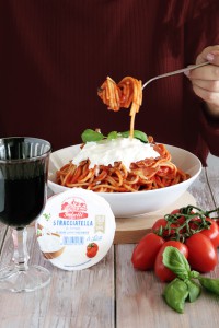 Spaghetti al pomodoro con speck croccante e Stracciatella di Burrata